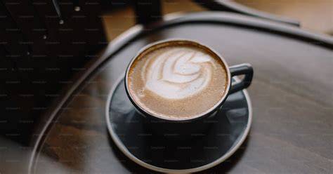 Schoko-Krispy auf einer Untertasse neben Cappuccino
