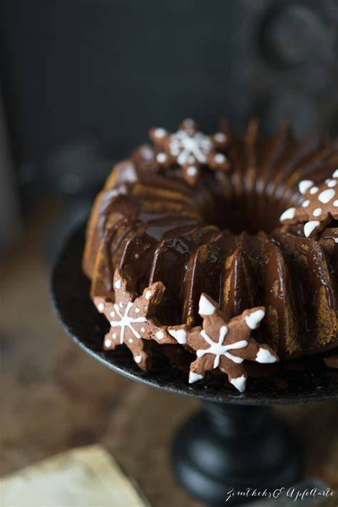 Schoko-Lebkuchen-Gugelhupf mit Kirschen