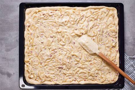 Schoko-Mürbeteig-Sterne auf einem Blech vor dem Backen