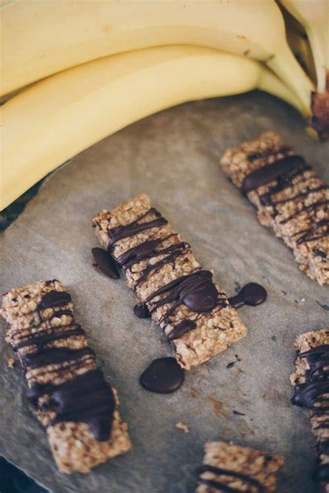 Schoko-Müsliriegel Zutaten und fertige Riegel mit Bananen und Nüssen
