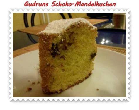 Schoko-Mandelkuchen mit Puderzucker-Schablonenmuster