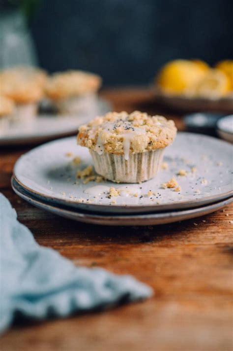 Schoko-Marmeladen-Muffins auf einem Kuchenteller