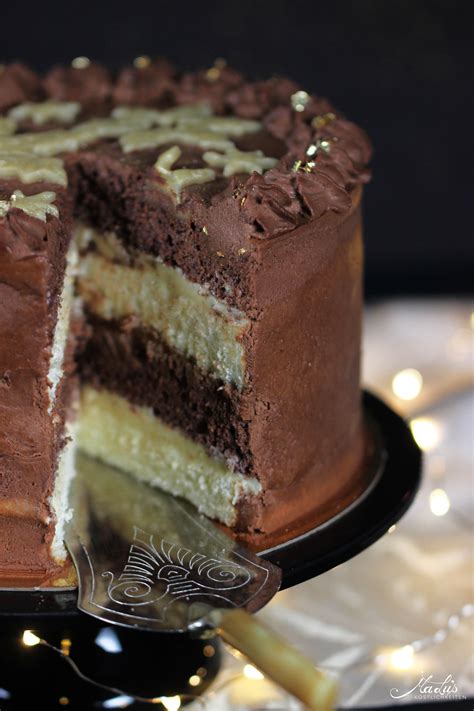 Schoko-Marzipan Torte aufgeschnitten: Schichten sichtbar