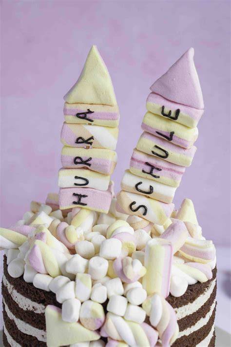 Schoko-Milch-Riegel-Torte mit Marshmallow-Raketen