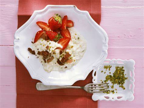 Schoko-Milchreis auf Teller mit Schokolocken