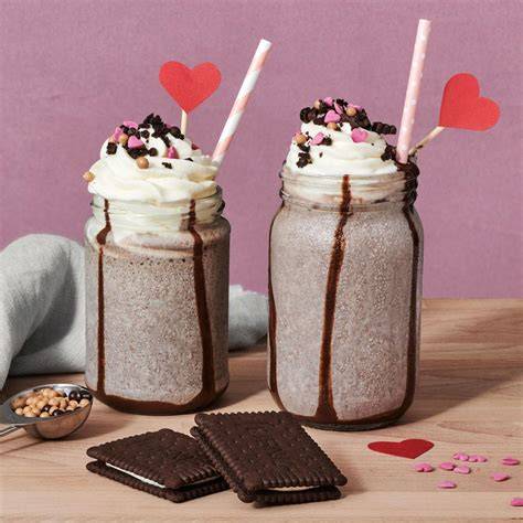 Schoko-Milchshake mit Toppings: Sahne, Schokosauce, Streusel