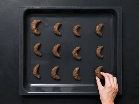 Schoko-Mokka-Knoten nach dem Backen auf einem Kuchengitter