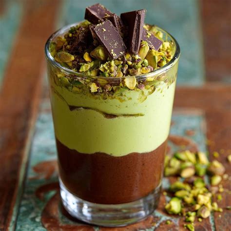 Schoko-Mousse mit Orangenkompott und Pistazien