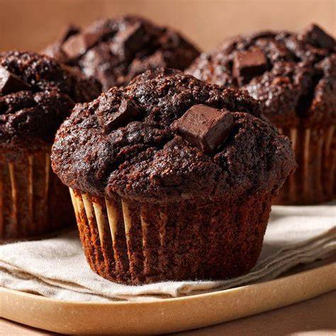 Schoko-Muffins auf Teller, Nahaufnahme der saftigen Krume