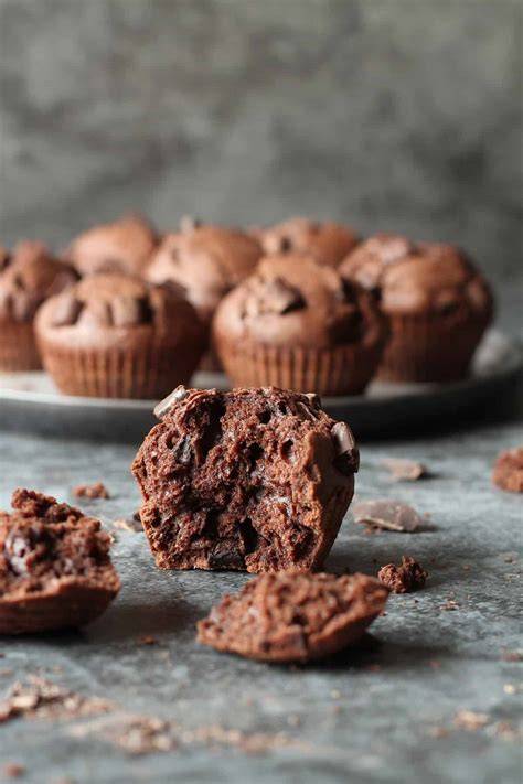 Schoko-Muffins auf einem Kuchengitter