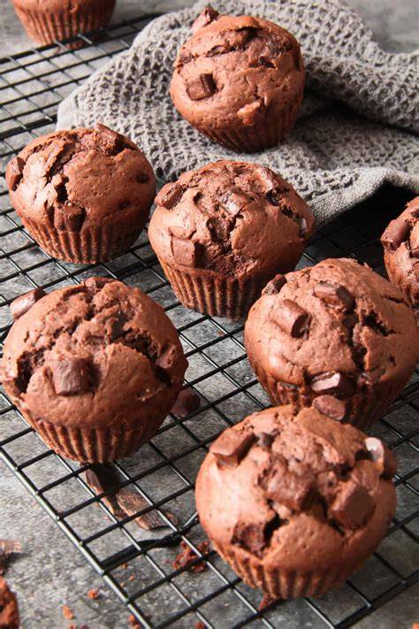 Schoko-Muffins auf einem Kuchenrost