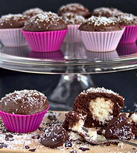 Schoko-Muffins mit Kokoskern auf Teller
