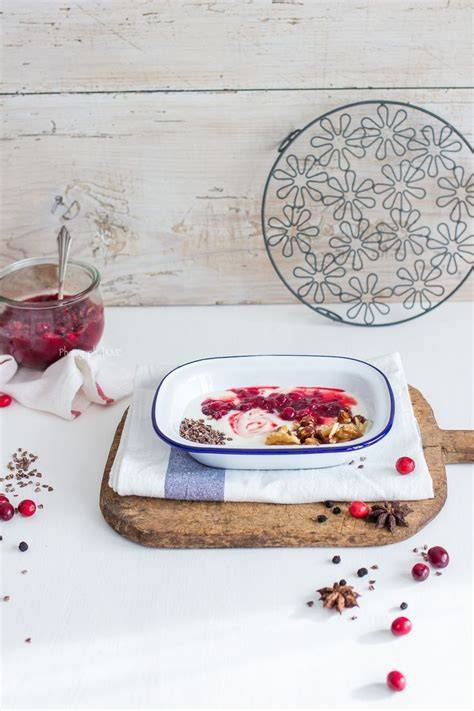 Schoko-Nicecream im Schälchen mit Nüssen und Kakao-Nibs