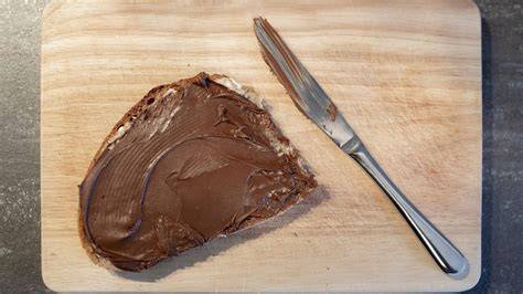 Schoko-Nougat-Creme auf Brot