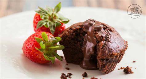 Schoko-Nougat-Muffins auf Dessertteller