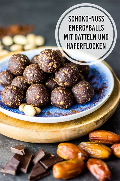 Schoko-Nuss Energyballs auf weißem Teller
