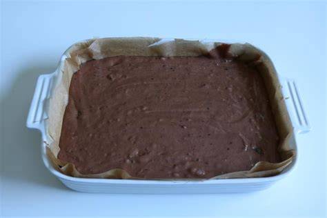 Schoko-Nuss-Blechkuchen, Anschnitt mit Walnüssen und weicher Glasur