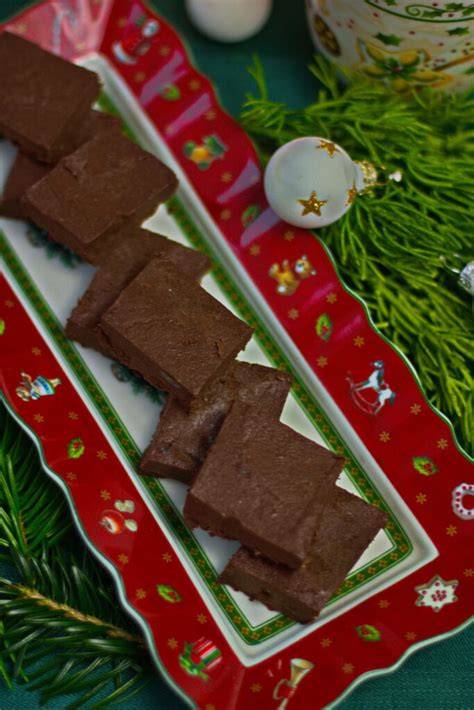 Schoko-Nuss-Kekse auf Weihnachtsteller
