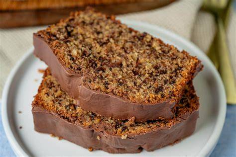 Schoko-Nuss-Kuchen mit Glasur und Haselnuss-Topping