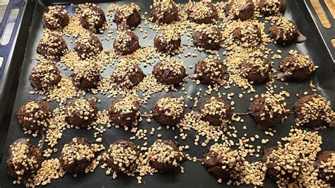 Schoko-Nuss-Kugeln in Krokant gewälzt