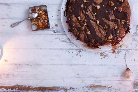 Schoko-Nuss-Mousse mit Schokoladenraspeln und gehackten Nüssen