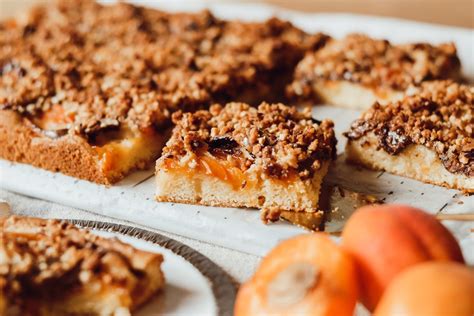 Schoko-Nuss-Schnitten mit Marmeladenlage und Nusskrokant