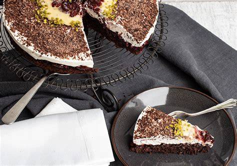 Schoko-Nuss-Torte mit Sahne und Preiselbeeren