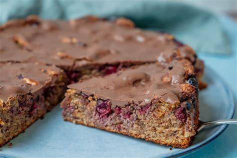 Schoko-Nuss-Torte ohne Mehl mit Schokosahne und Haselnüssen