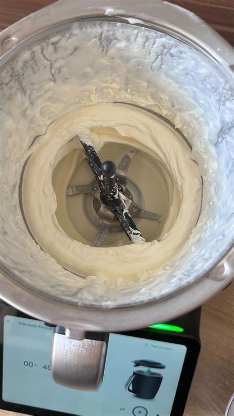 Schoko-Nutella-Ganache wird mit Sahne im Thermomix erwärmt