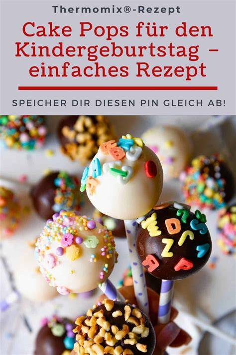 Schoko-Obst mit bunten Dekorationen auf dem Servierteller