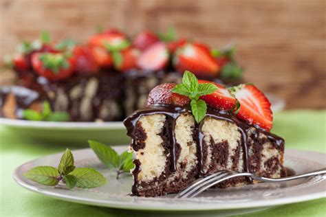 Schoko-Orangen-Kuchen mit Erdbeeren und Schokoglasur