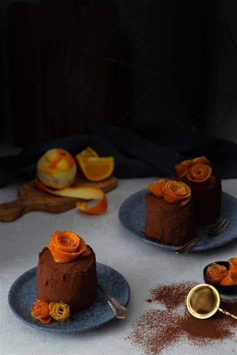Schoko-Orangen-Törtchen mit kandierten Orangenrosen
