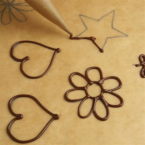 Schoko-Ornamente auf Backpapier