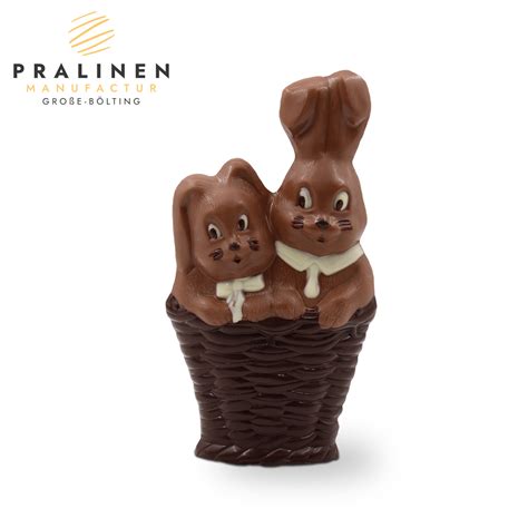 Schoko-Osterhasen verschieden preislich im Vergleich auf einer Fläche