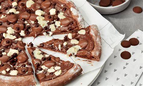 Schoko-Pizza auf Backblech mit Kuvertüre und Nutella