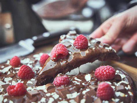 Schoko-Pizza mit Himbeeren und Haselnüssen