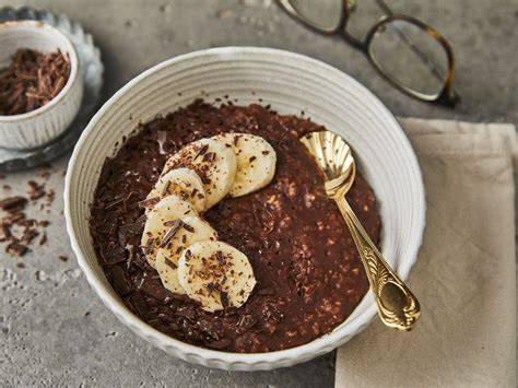 Schoko-Porridge mit Banane und Nüssen garniert