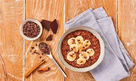 Schoko-Porridge mit Bananenscheiben und Kakaonibs