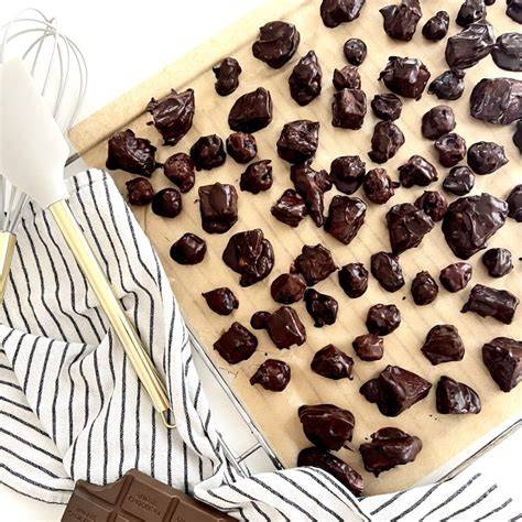 Schoko-Pralinen auf Backpapier