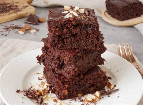 Schoko-Protein-Brownies in Würfeln