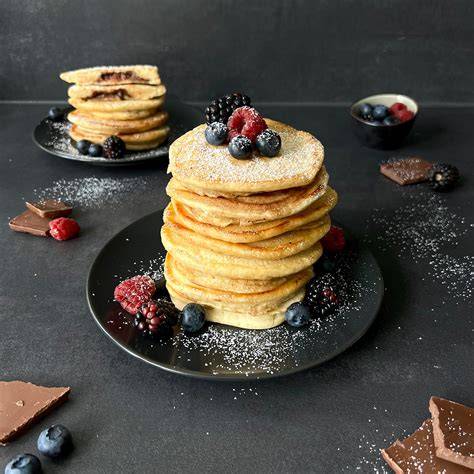 Schoko-Protein-Pancakes auf einem Teller
