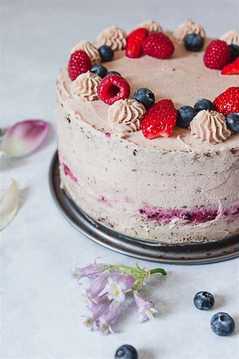 Schoko-Proteinkuchen mit Frischkäsefrosting und Beeren