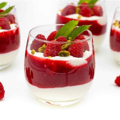 Schoko-Pudding im Glas mit Himbeeren