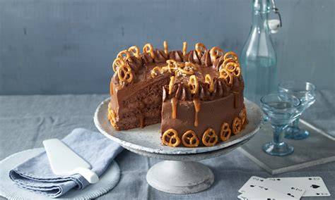 Schoko-Salzkaramell-Torte dekoriert mit Salzbrezeln