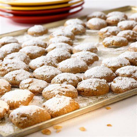 Schoko-Schneebällchen mit Puderzucker auf Backblech