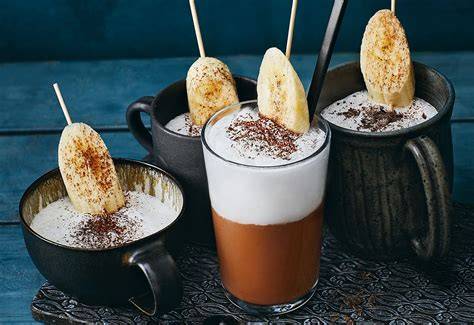 Schoko-Shake mit Bananen und rohem Kakaopulver