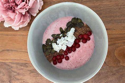 Schoko-Smoothie-Bowl mit Himbeeren und Walnüssen