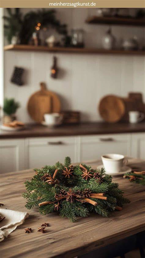 Schoko-Spekulatius-Gugelhupf auf rustikalem Holzbrett mit Gewürzen und Tannenzweigen