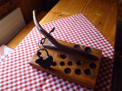 Schoko-Spekulatiuskugeln auf Holzbrett