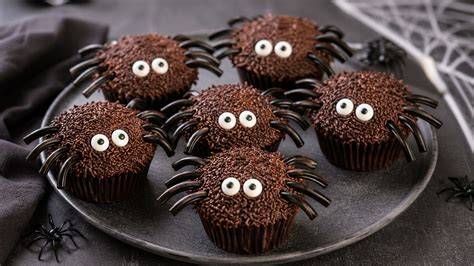 Schoko-Spinnen Muffins mit Lakritzbeinen und Zuckeraugen